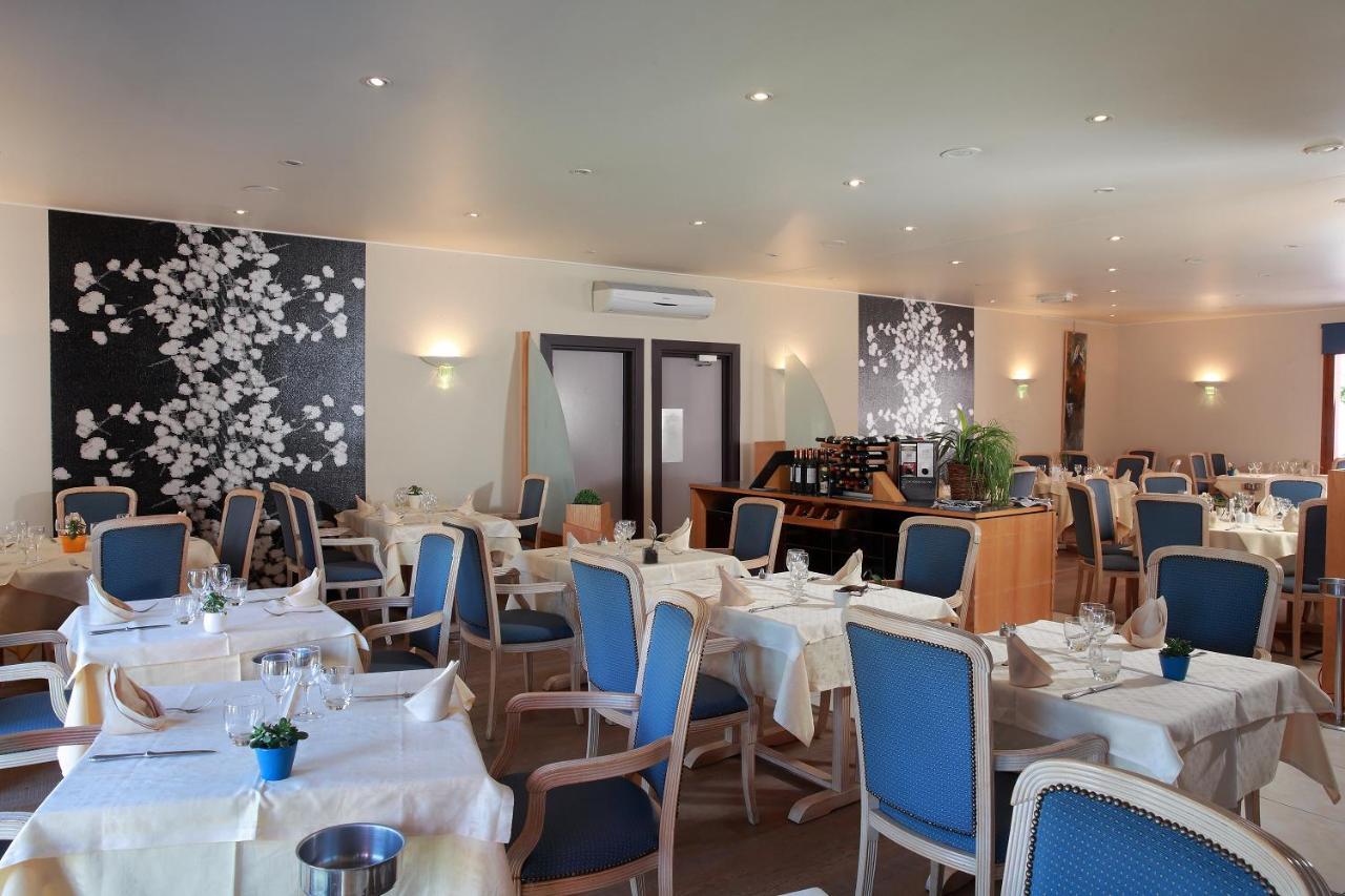 Logis Le Luth Hotel Mirecourt Exterior foto