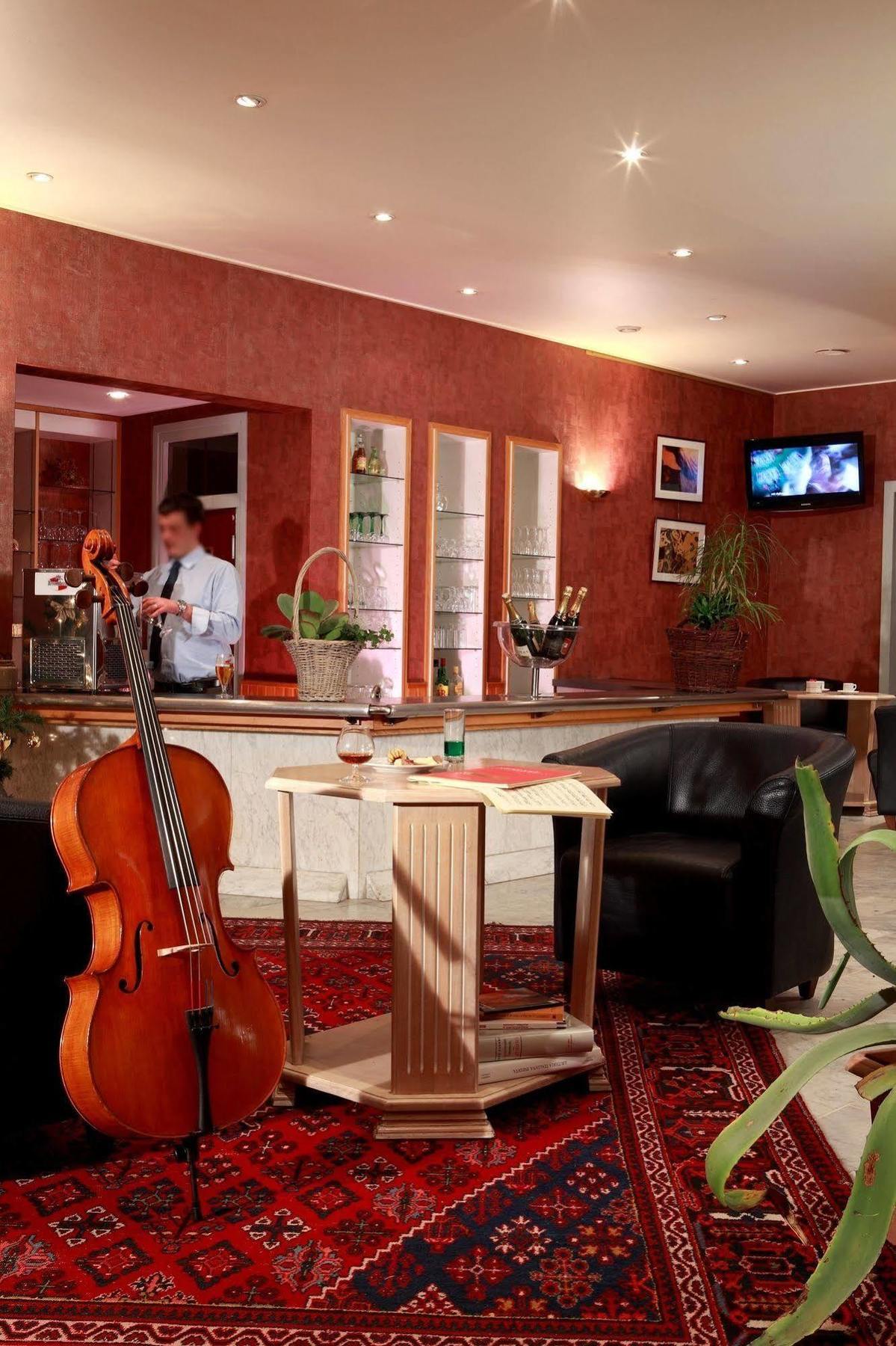Logis Le Luth Hotel Mirecourt Exterior foto