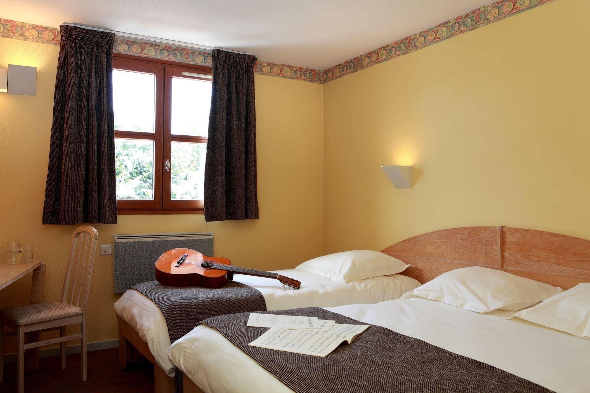 Logis Le Luth Hotel Mirecourt Exterior foto
