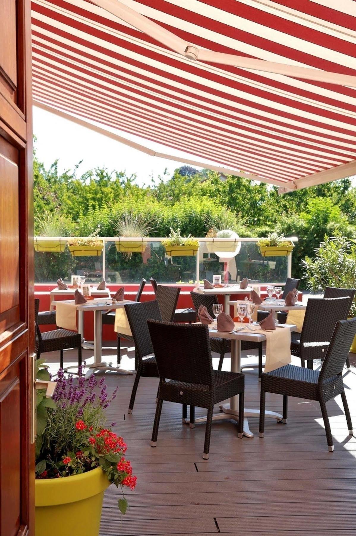 Logis Le Luth Hotel Mirecourt Exterior foto