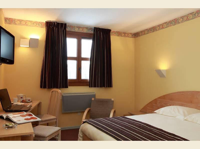 Logis Le Luth Hotel Mirecourt Exterior foto